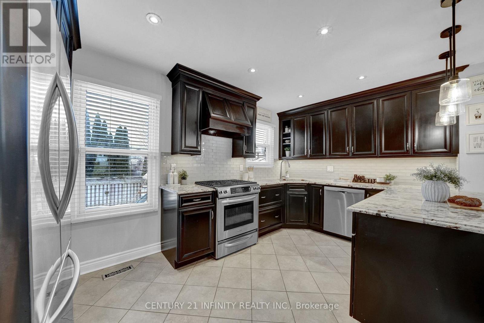 14 Shannon Court, Whitby (Lynde Creek), ON - Indoor Photo Showing Kitchen With Upgraded Kitchen