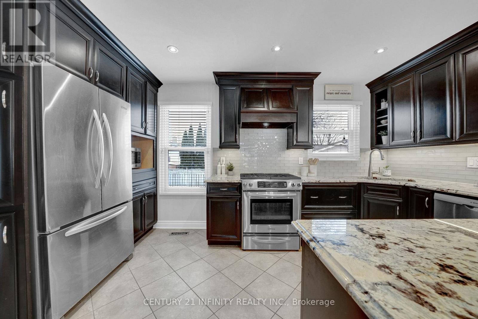 14 Shannon Court, Whitby (Lynde Creek), ON - Indoor Photo Showing Kitchen With Upgraded Kitchen