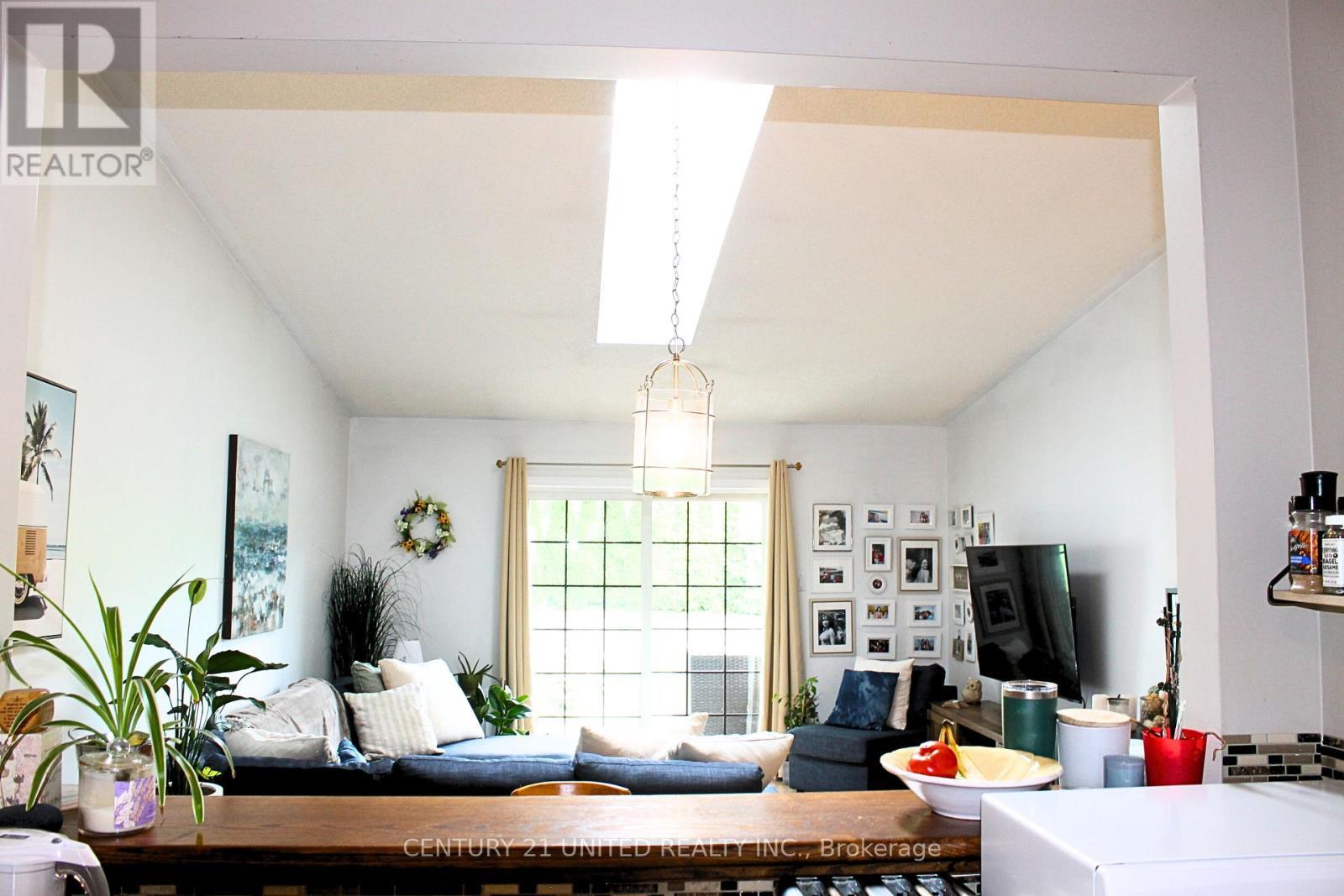 5 - 689 Whitaker Street, Peterborough (Ashburnham Ward 4), ON - Indoor Photo Showing Living Room