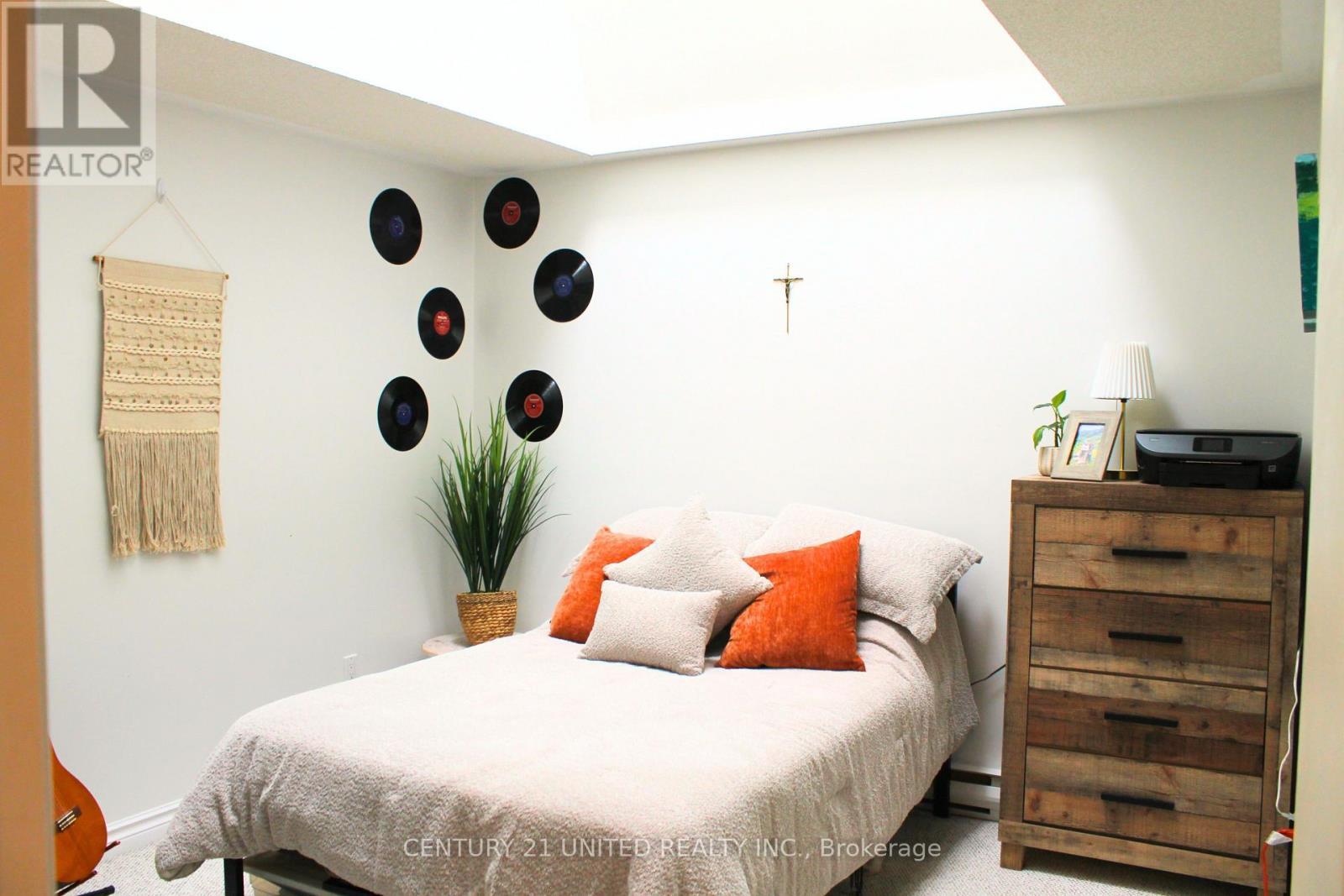 5 - 689 Whitaker Street, Peterborough (Ashburnham Ward 4), ON - Indoor Photo Showing Bedroom