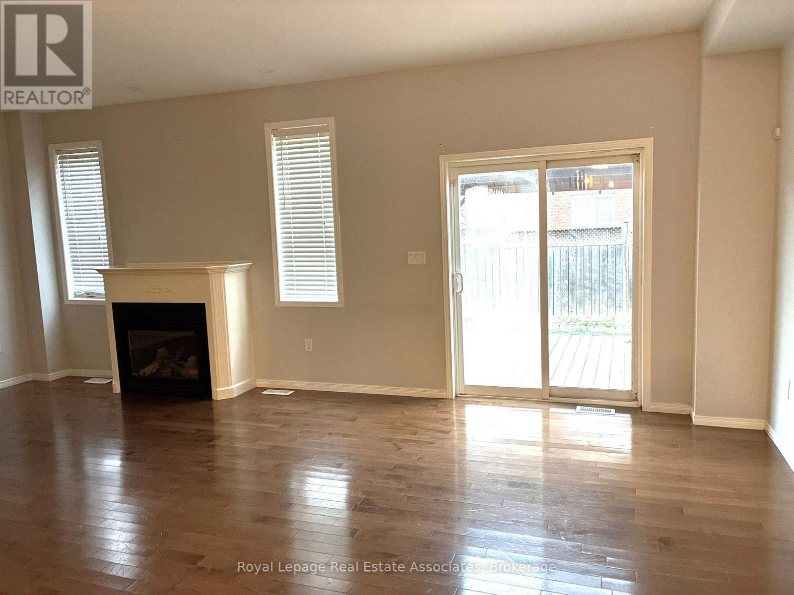 21 Ridgegate Place, Hamilton, ON - Indoor Photo Showing Living Room With Fireplace