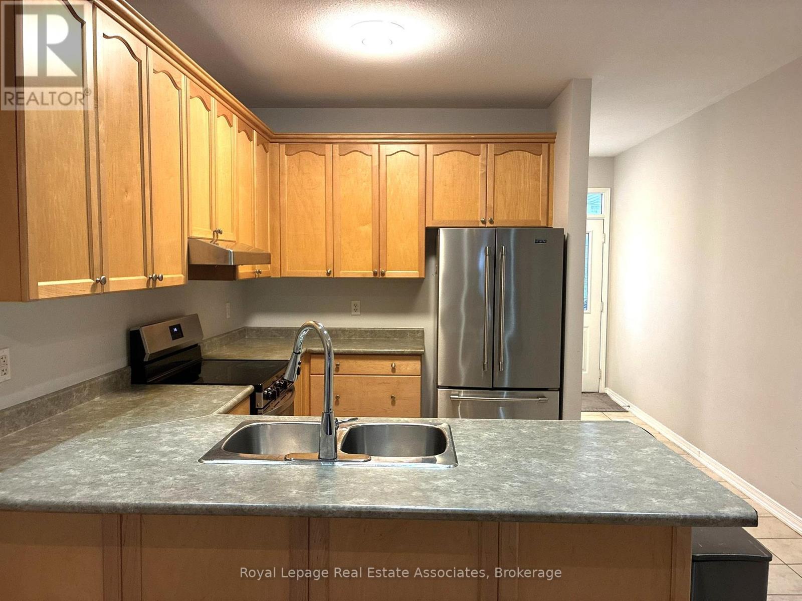 21 Ridgegate Place, Hamilton, ON - Indoor Photo Showing Kitchen With Double Sink