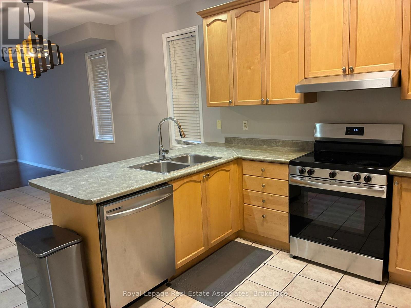 21 Ridgegate Place, Hamilton, ON - Indoor Photo Showing Kitchen With Double Sink