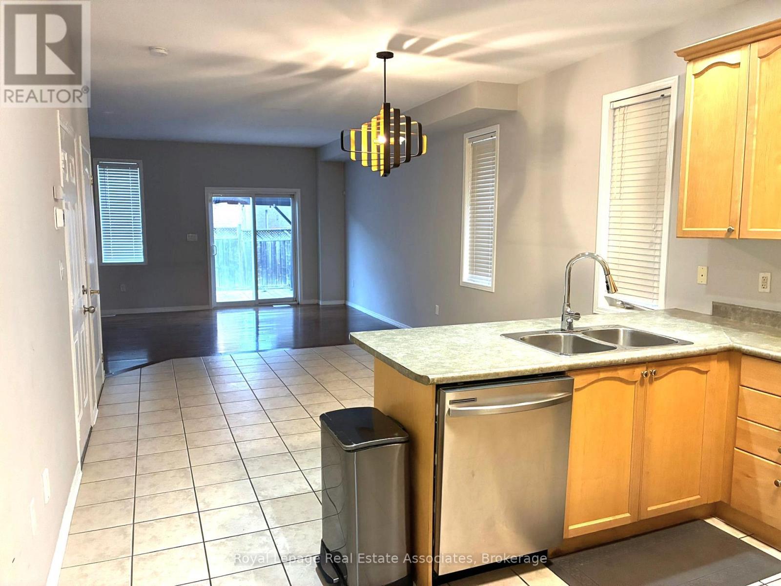 21 Ridgegate Place, Hamilton, ON - Indoor Photo Showing Kitchen With Double Sink