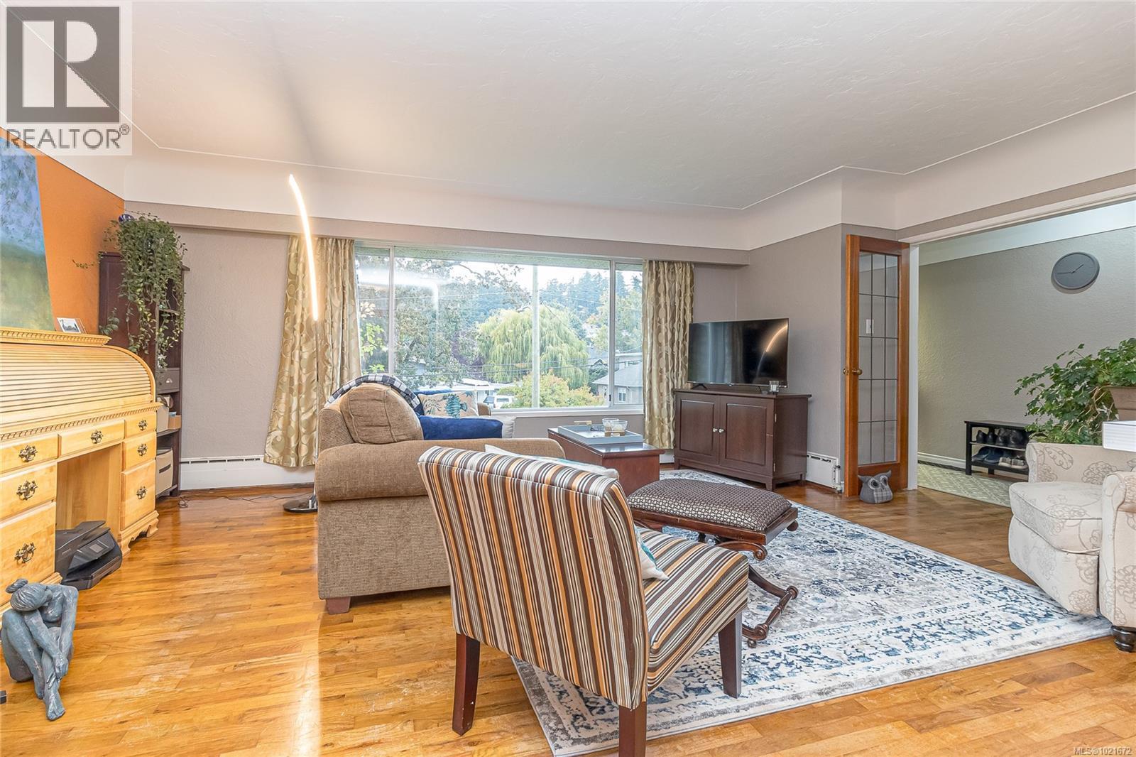 3837 Wilkinson Rd, Saanich, BC - Indoor Photo Showing Living Room