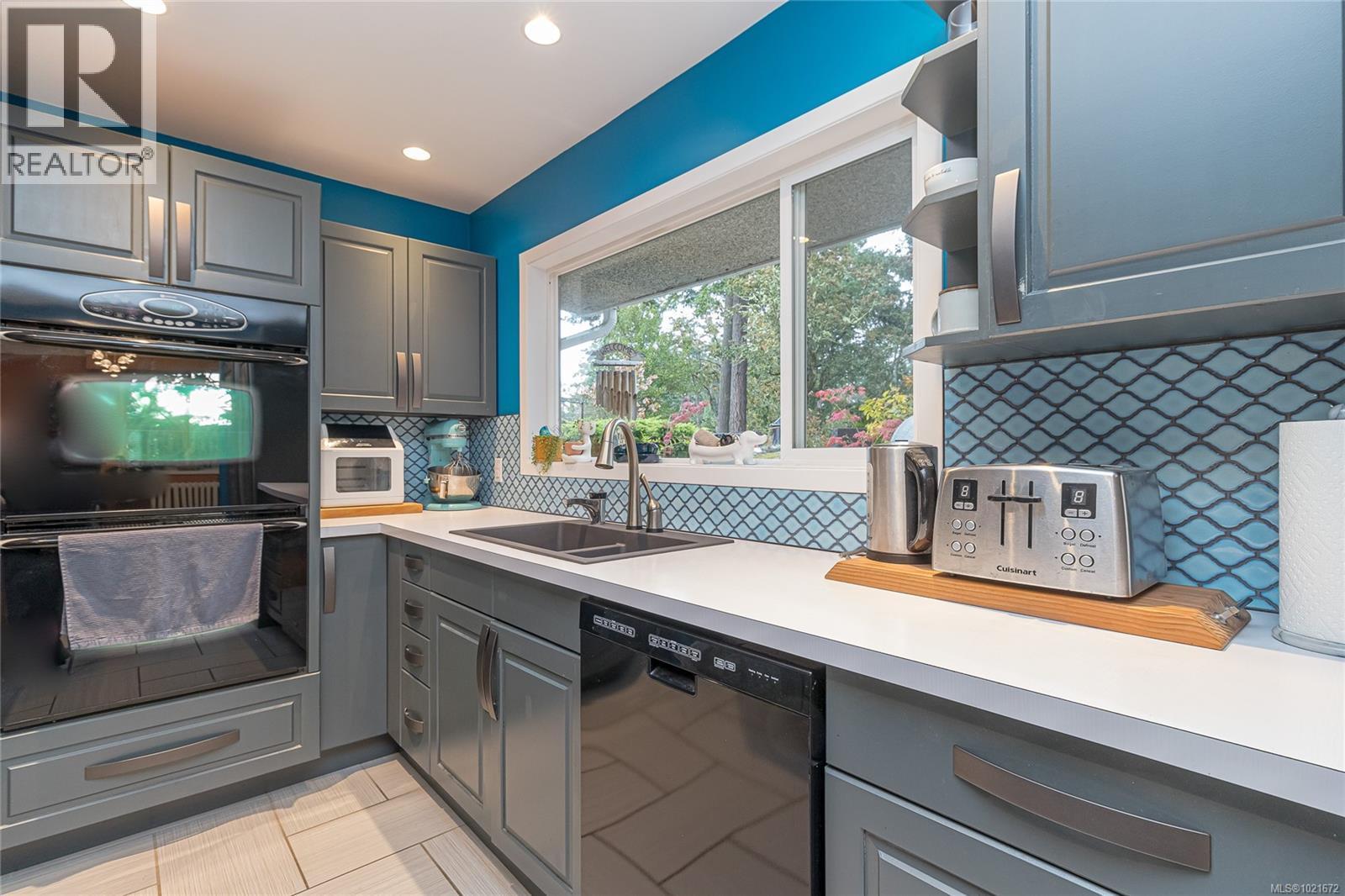 3837 Wilkinson Rd, Saanich, BC - Indoor Photo Showing Kitchen With Double Sink With Upgraded Kitchen