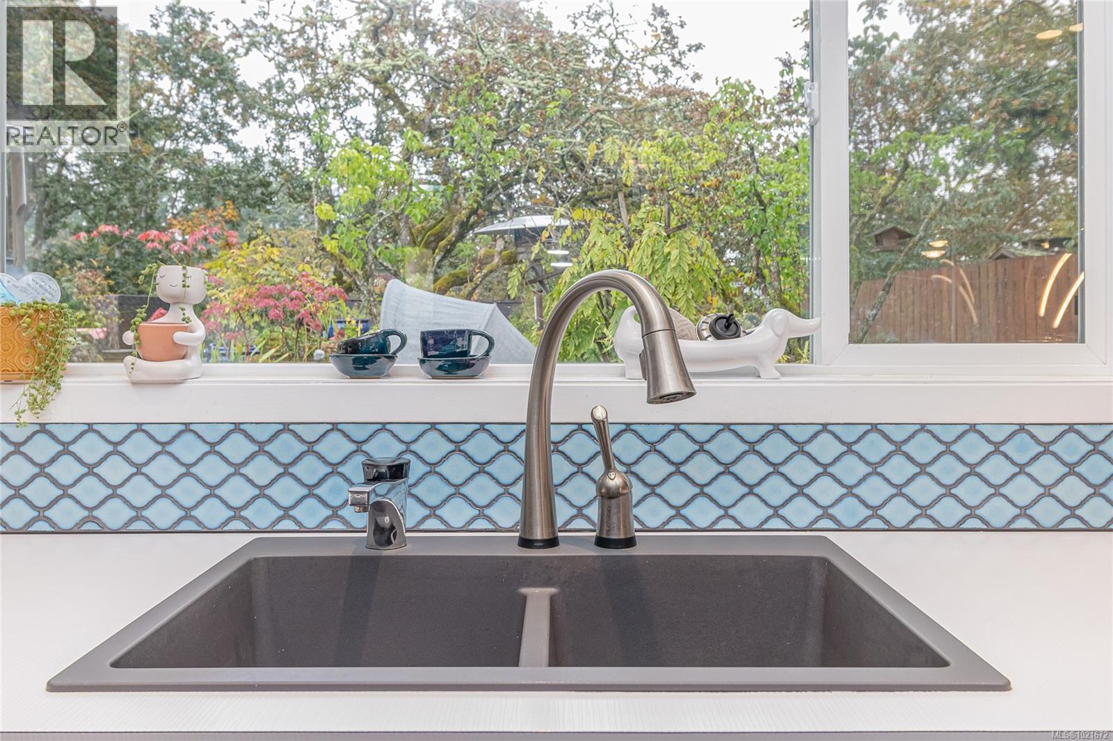3837 Wilkinson Rd, Saanich, BC - Indoor Photo Showing Kitchen With Double Sink
