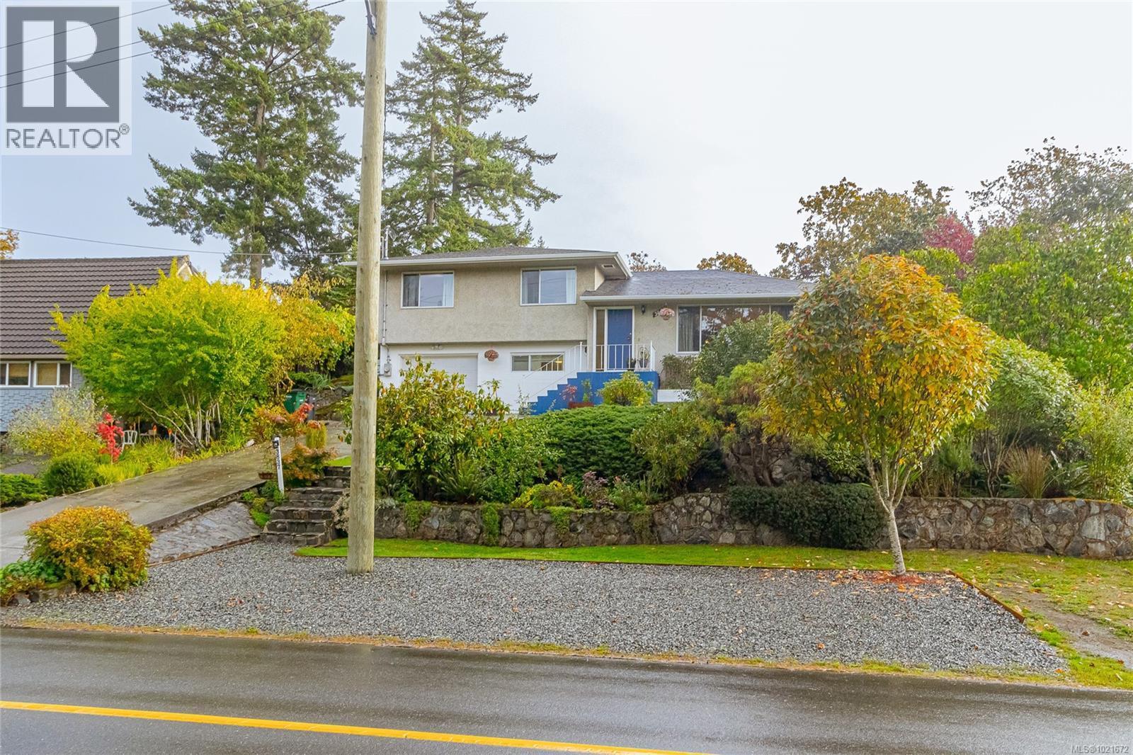 Frontage parking - 3837 Wilkinson Rd, Saanich, BC - Outdoor