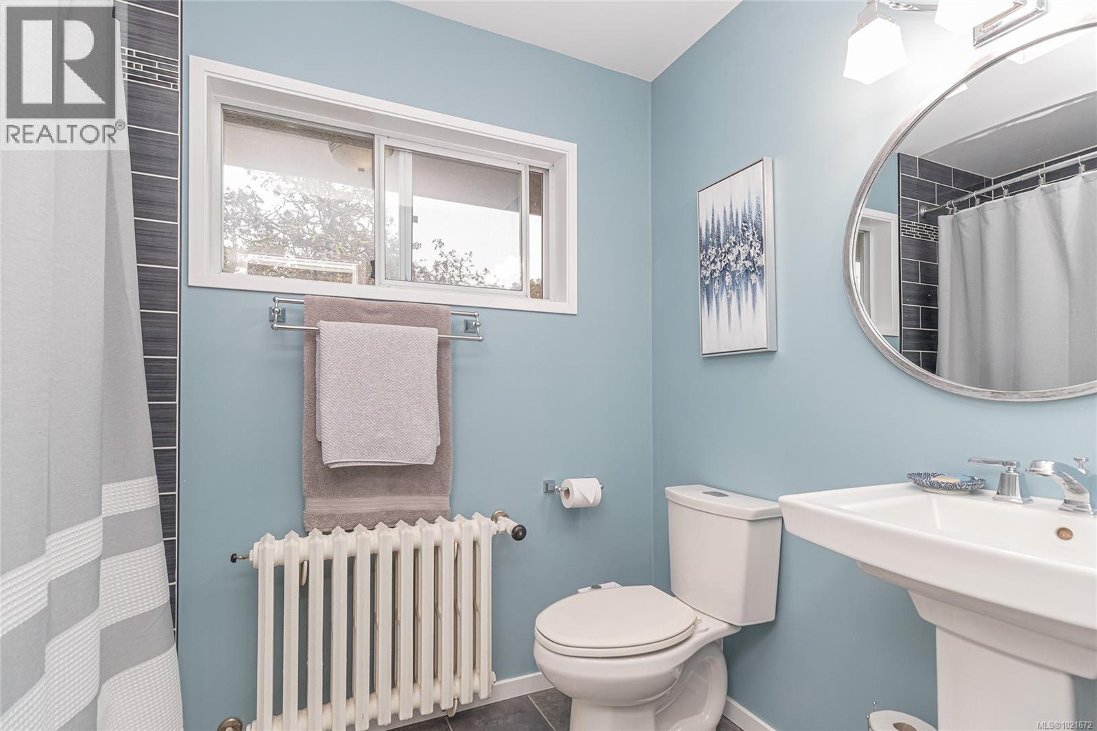 3837 Wilkinson Rd, Saanich, BC - Indoor Photo Showing Bathroom