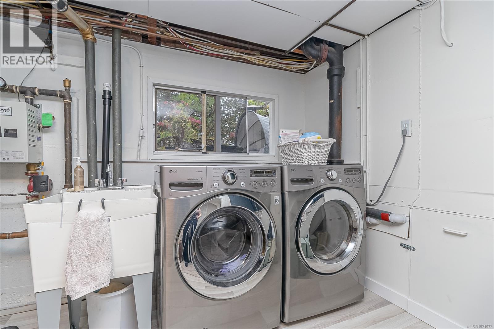 3837 Wilkinson Rd, Saanich, BC - Indoor Photo Showing Laundry Room