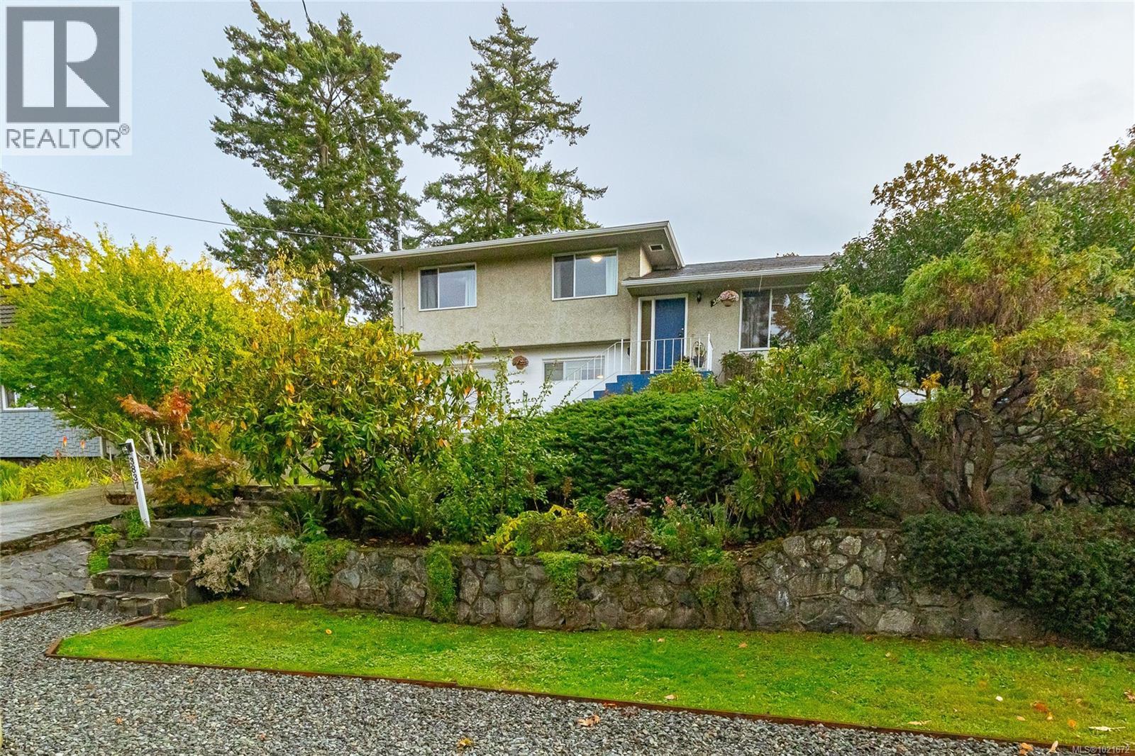 3837 Wilkinson Rd, Saanich, BC - Outdoor