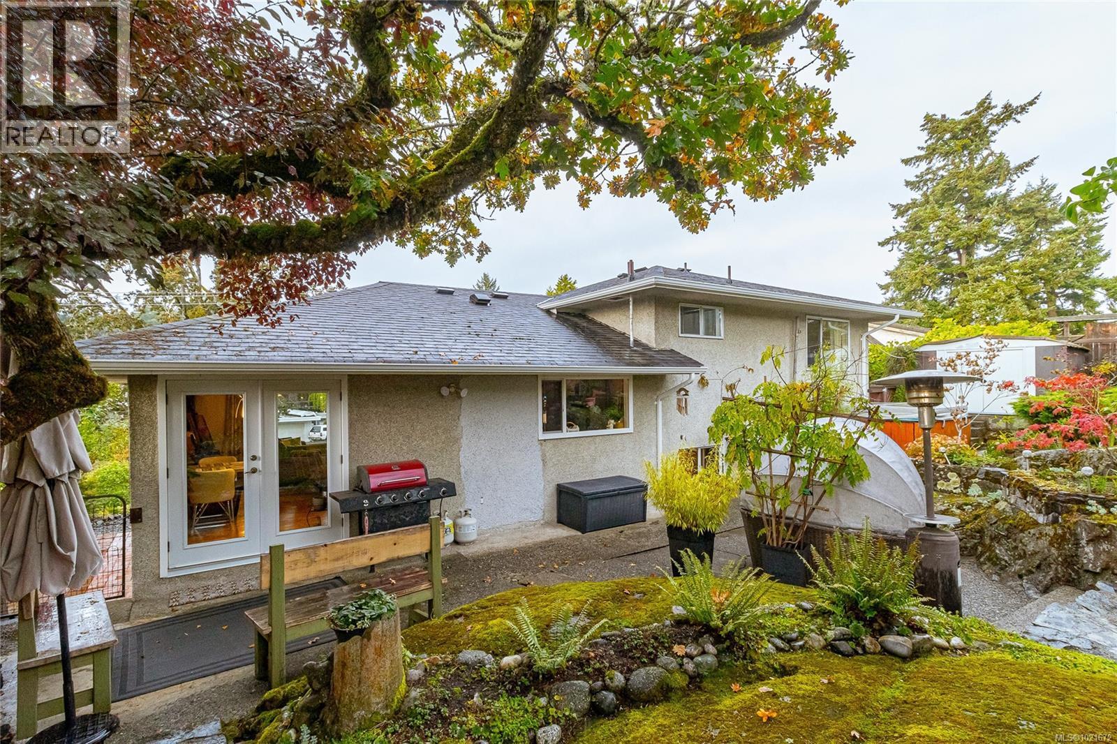 3837 Wilkinson Rd, Saanich, BC - Outdoor