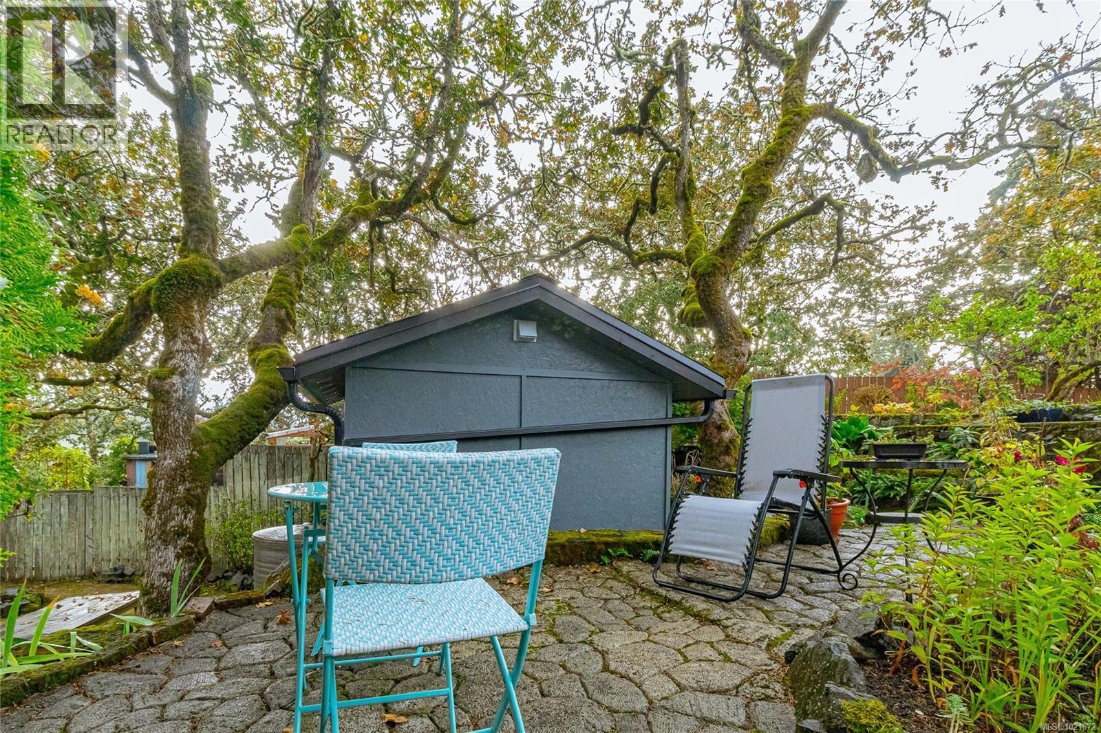 3837 Wilkinson Rd, Saanich, BC - Outdoor