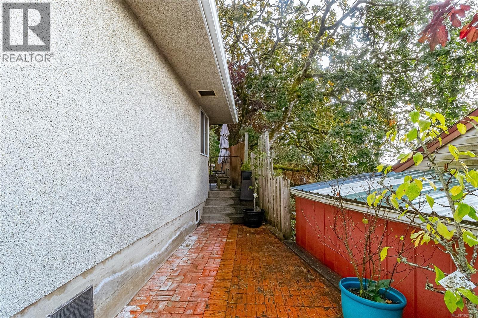 3837 Wilkinson Rd, Saanich, BC - Outdoor