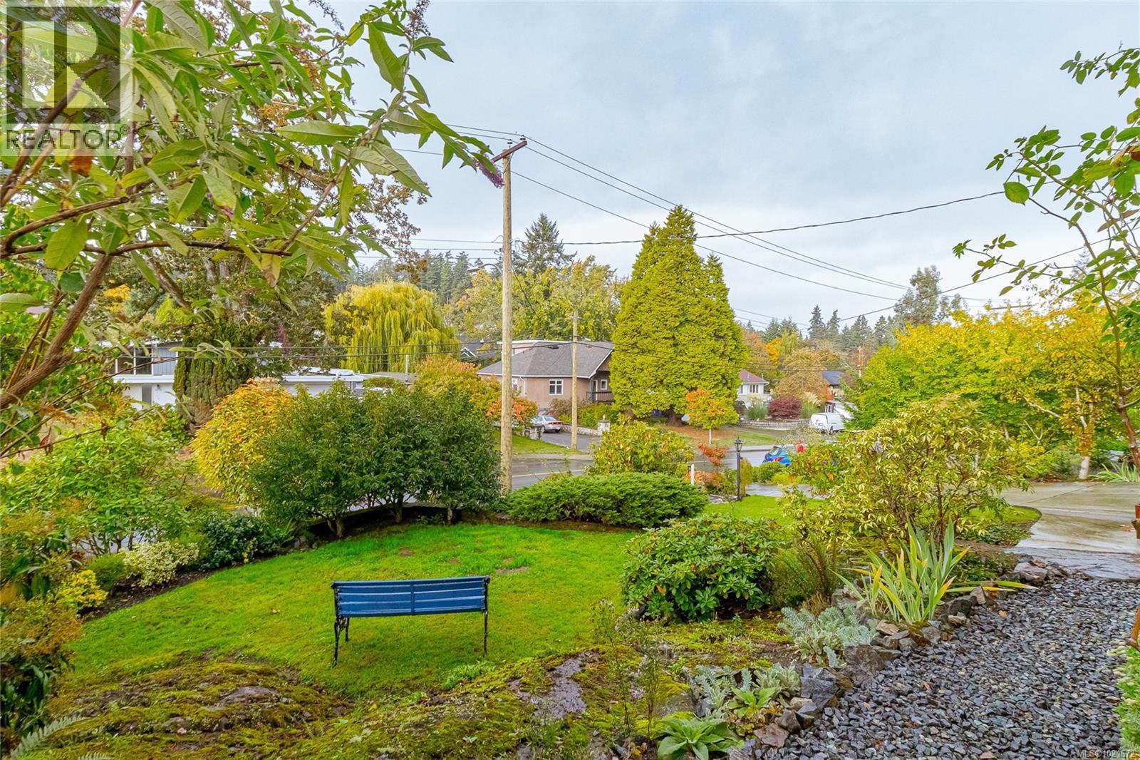 3837 Wilkinson Rd, Saanich, BC - Outdoor