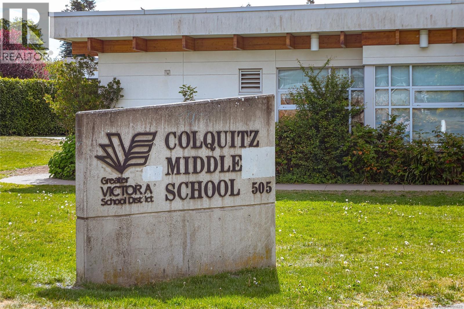 3837 Wilkinson Rd, Saanich, BC - Outdoor