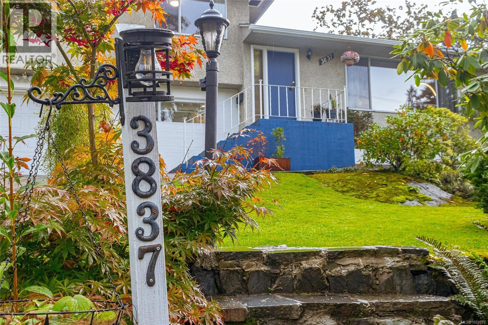 3837 Wilkinson Rd, Saanich, BC - Outdoor
