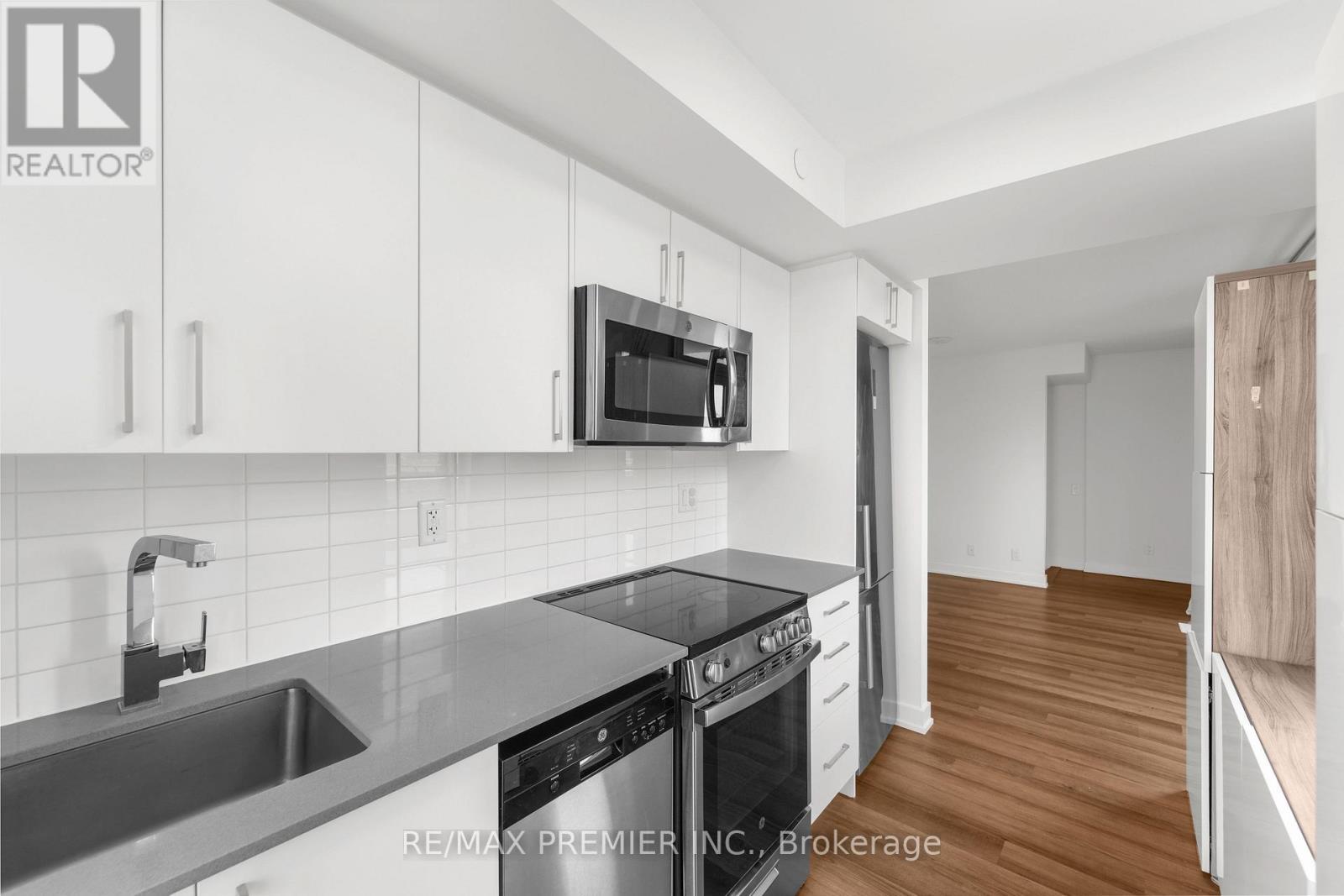 102 - 38 Monte Kwinter Court, Toronto, ON - Indoor Photo Showing Kitchen With Upgraded Kitchen