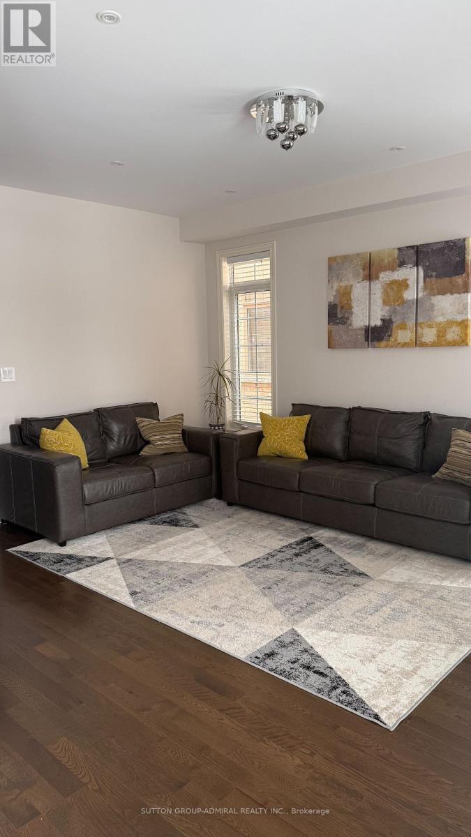 80 Inverness Way, Bradford West Gwillimbury, ON - Indoor Photo Showing Living Room