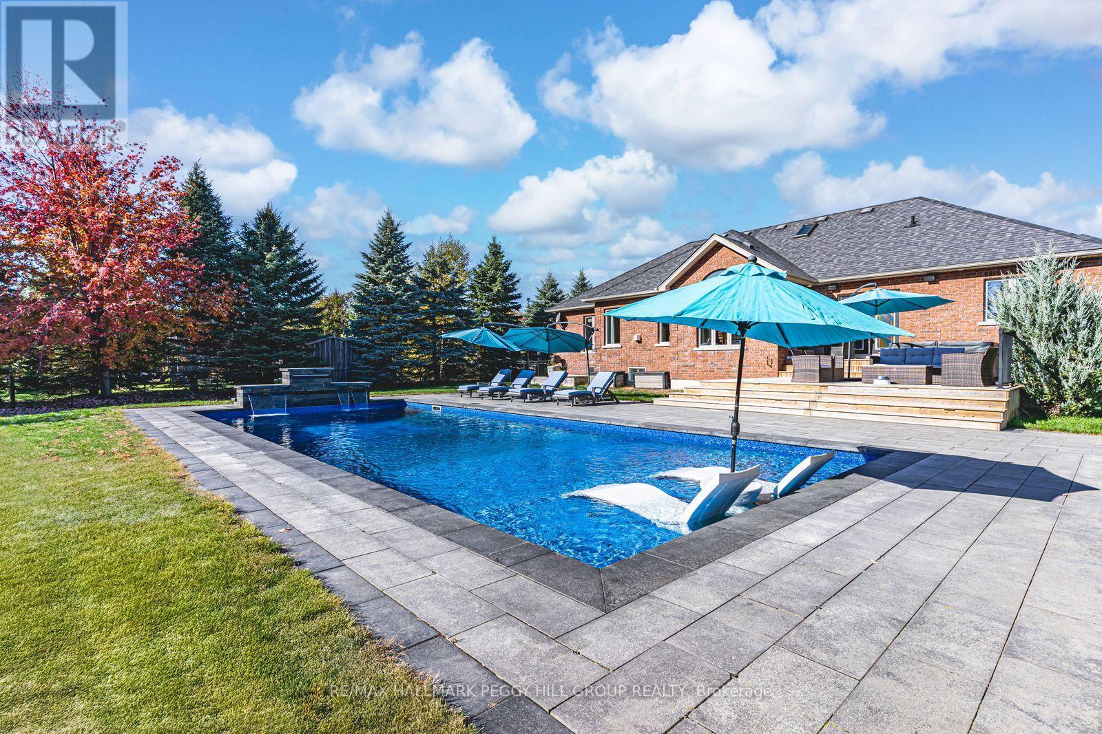 5 Munro Court, Springwater, ON - Outdoor With In Ground Pool
