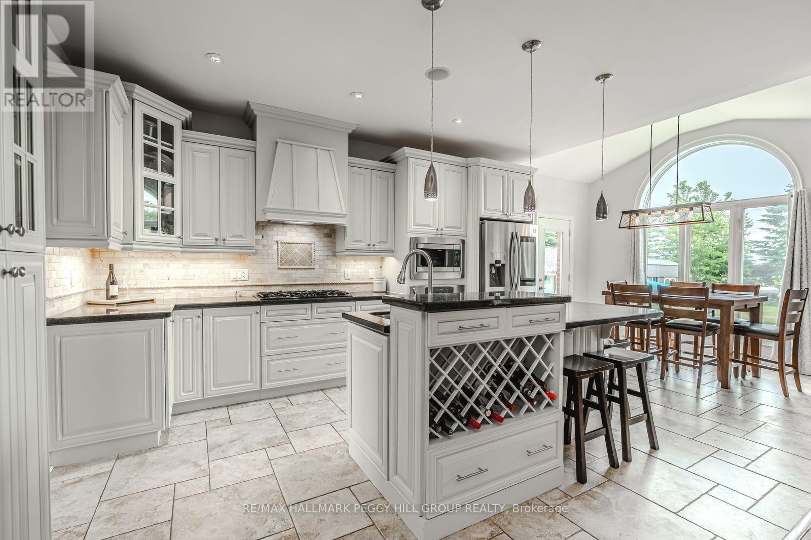 5 Munro Court, Springwater, ON - Indoor Photo Showing Kitchen With Upgraded Kitchen