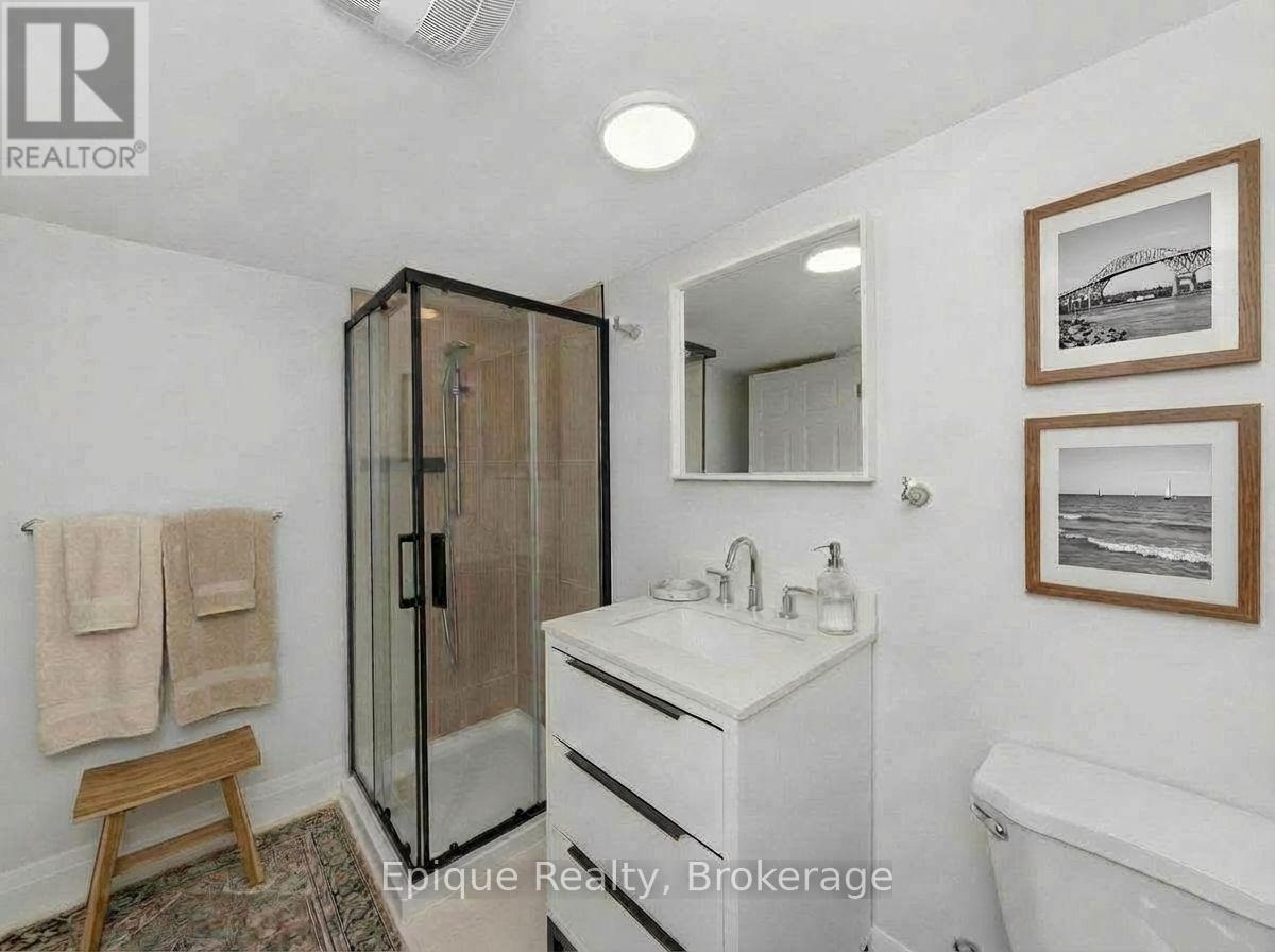 690 Rosedale Avenue, Sarnia, ON - Indoor Photo Showing Bathroom