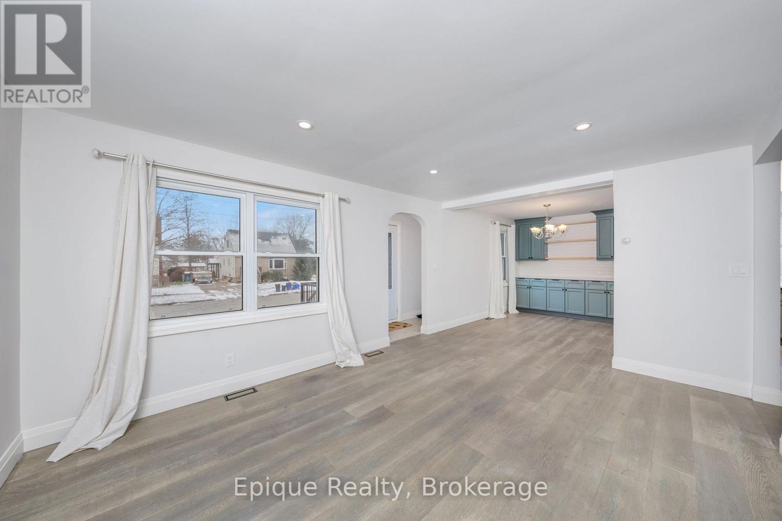 690 Rosedale Avenue, Sarnia, ON - Indoor