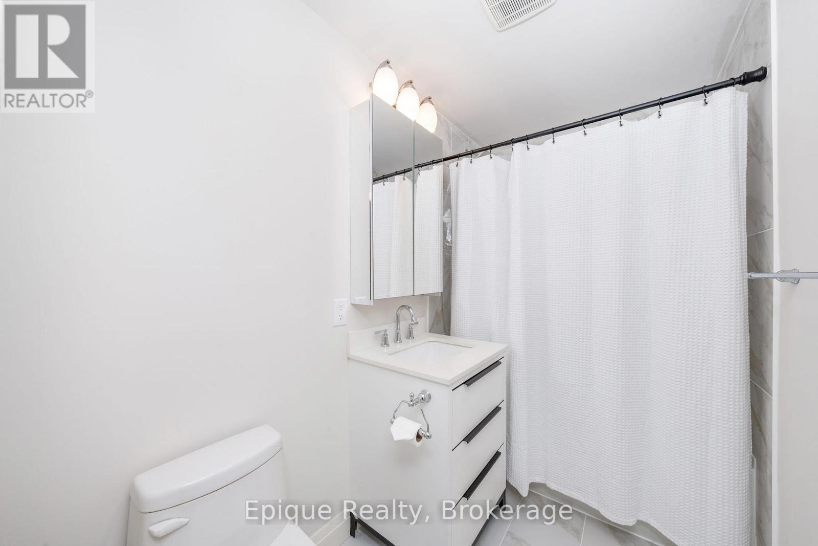 690 Rosedale Avenue, Sarnia, ON - Indoor Photo Showing Bathroom