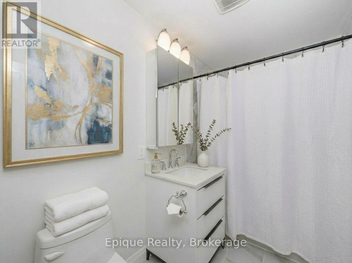 690 Rosedale Avenue, Sarnia, ON - Indoor Photo Showing Bathroom