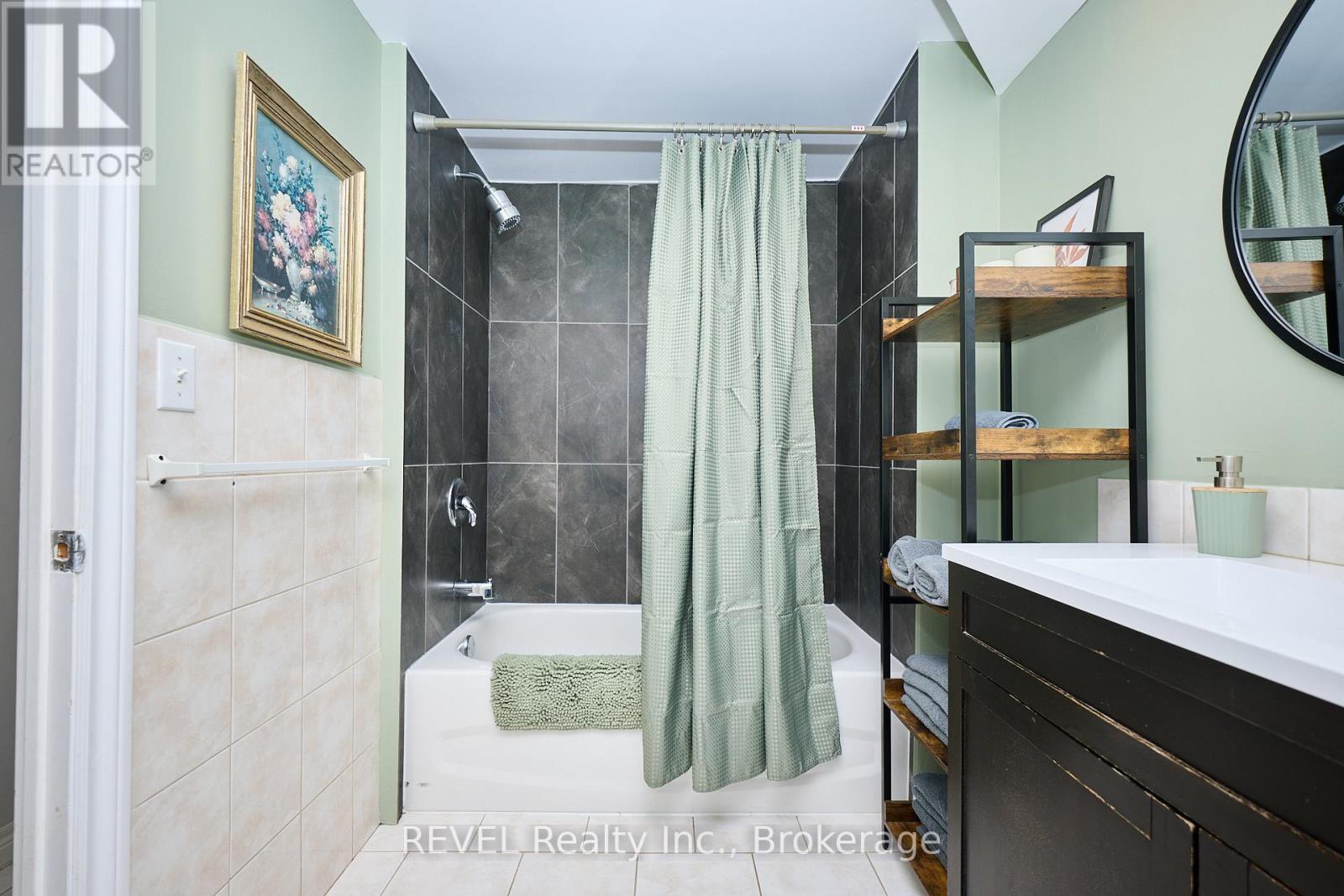 16 Jones Lane, Welland (Lincoln/Crowland), ON - Indoor Photo Showing Bathroom