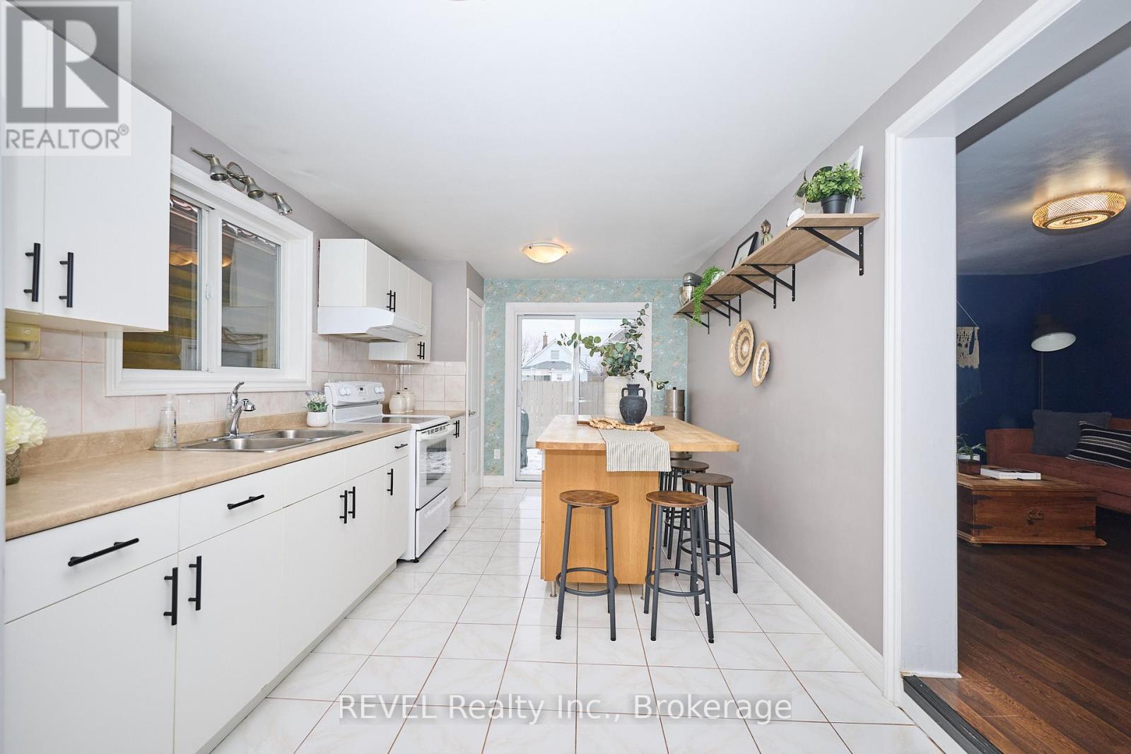 16 Jones Lane, Welland (Lincoln/Crowland), ON - Indoor Photo Showing Kitchen With Double Sink