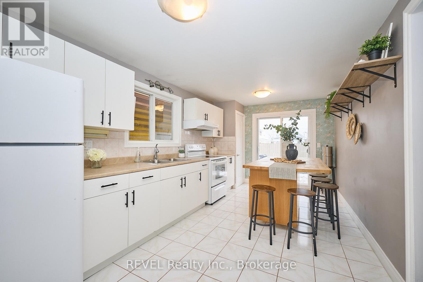 16 Jones Lane, Welland (Lincoln/Crowland), ON - Indoor Photo Showing Kitchen With Double Sink