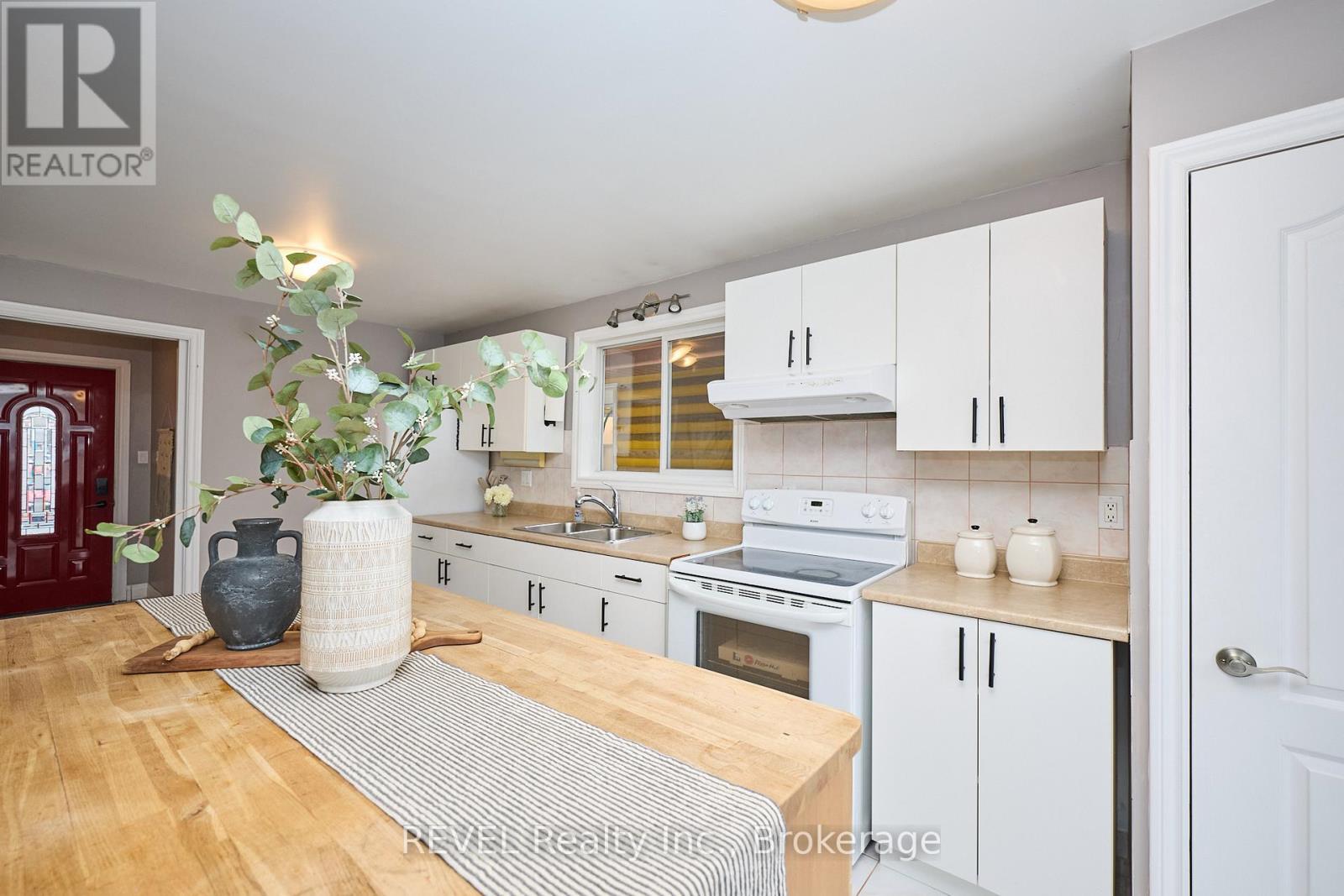 16 Jones Lane, Welland (Lincoln/Crowland), ON - Indoor Photo Showing Kitchen With Double Sink