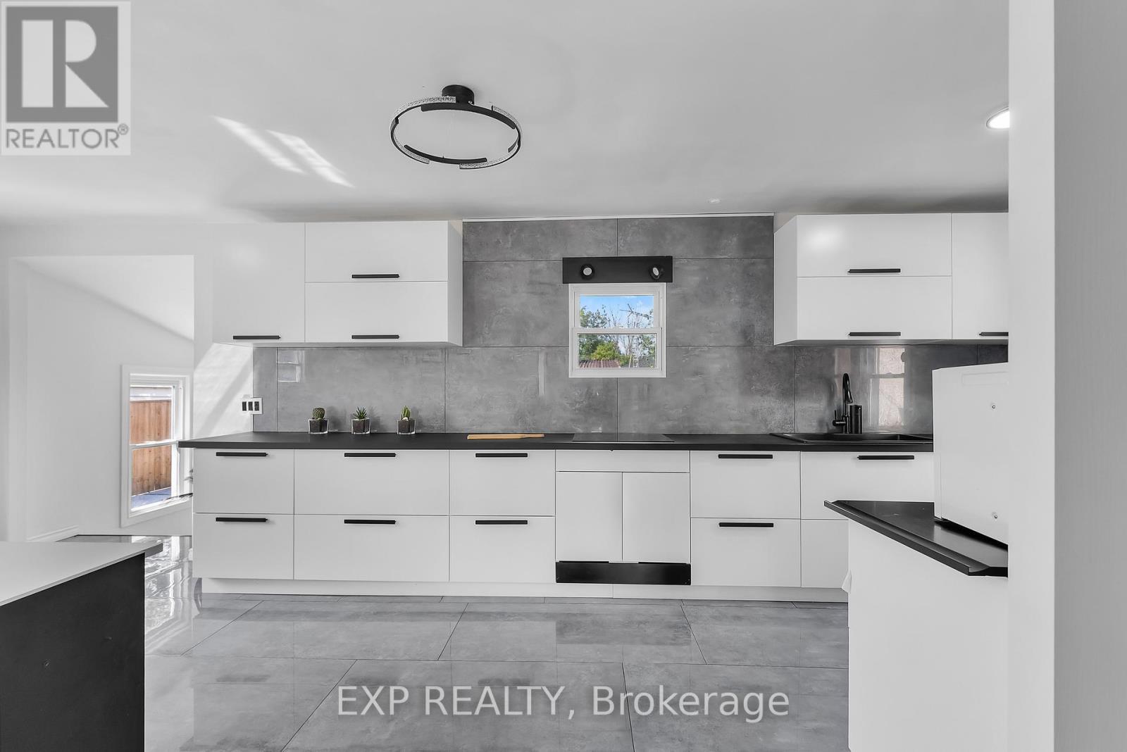 249 Wallace Avenue S, Welland (Lincoln/Crowland), ON - Indoor Photo Showing Kitchen