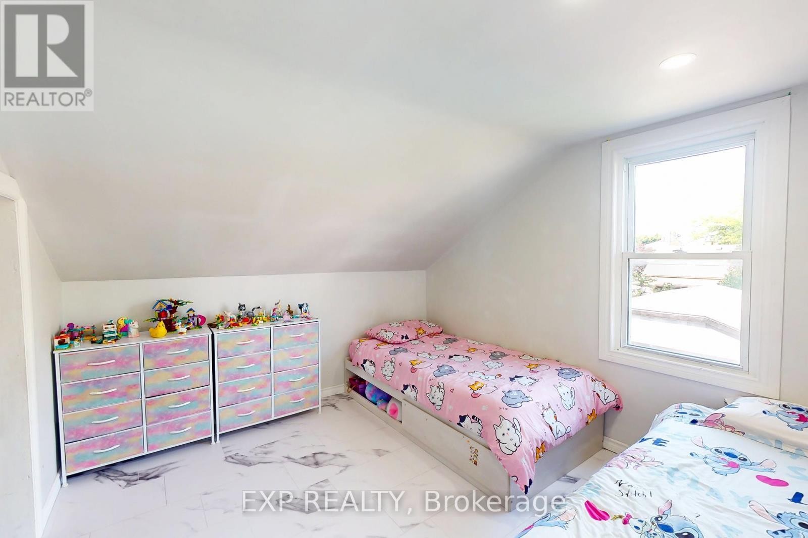 249 Wallace Avenue S, Welland (Lincoln/Crowland), ON - Indoor Photo Showing Bedroom