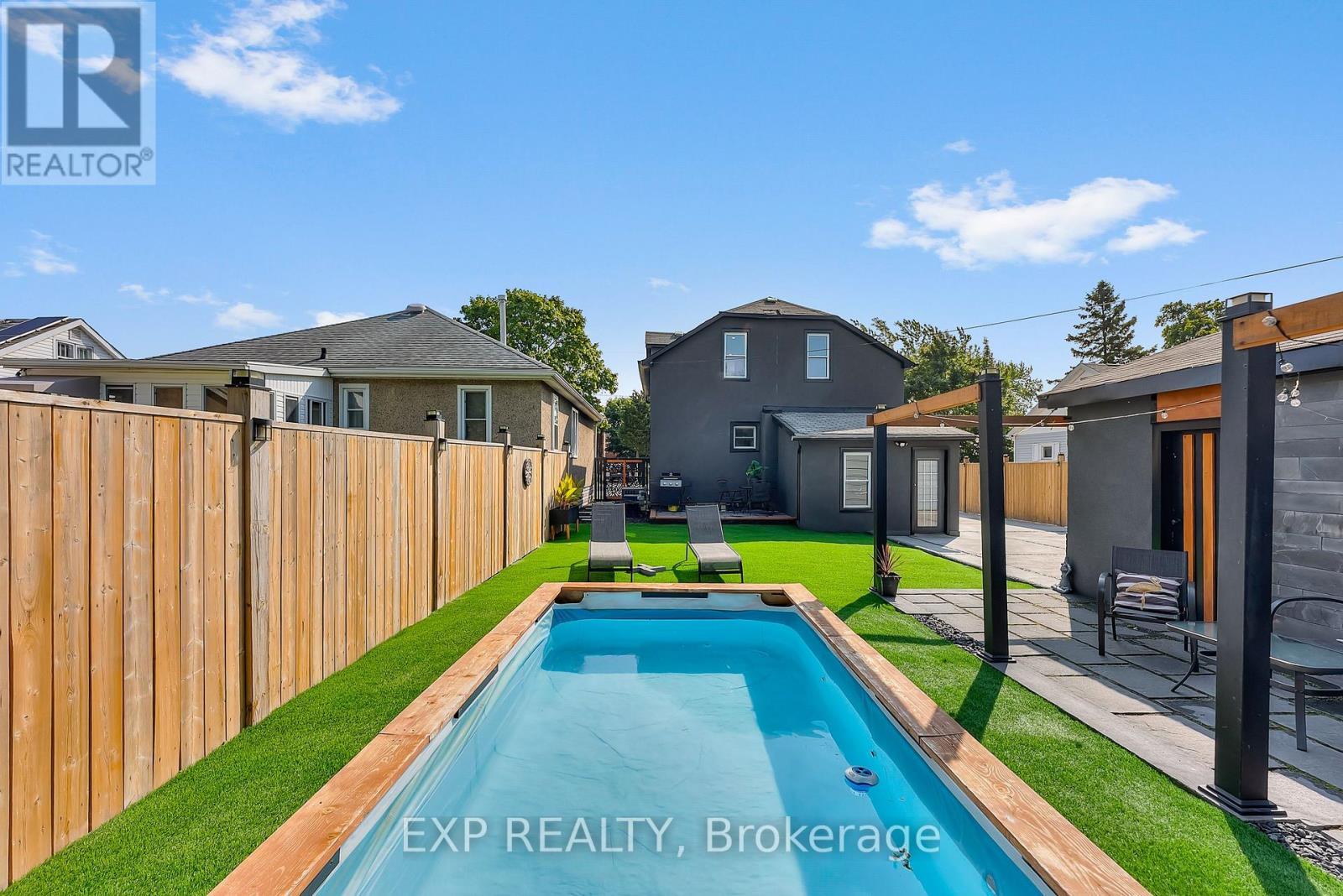 249 Wallace Avenue S, Welland (Lincoln/Crowland), ON - Outdoor With In Ground Pool With Backyard