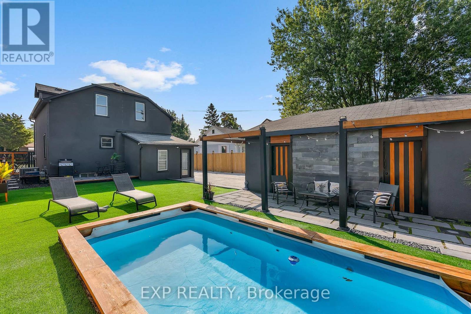 249 Wallace Avenue S, Welland (Lincoln/Crowland), ON - Outdoor With In Ground Pool With Backyard