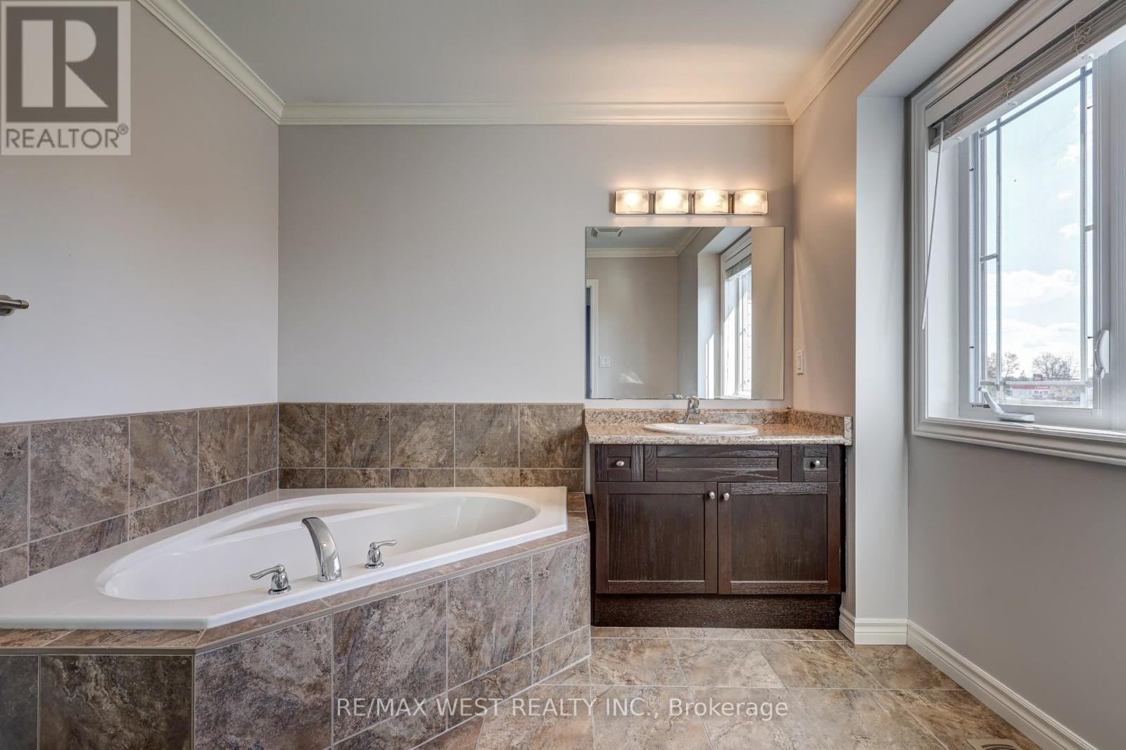 63 Havenwood Street, Middlesex Centre, ON - Indoor Photo Showing Bathroom