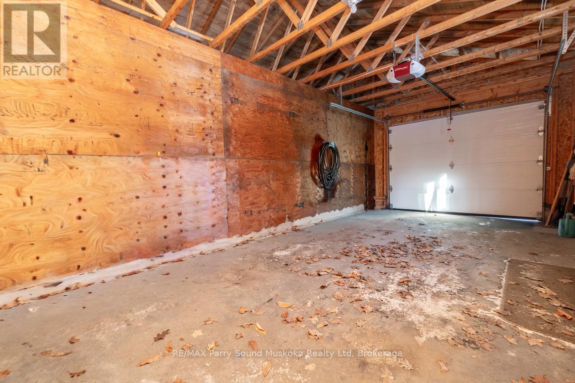 17 - 25 Seguin Place, Seguin (Humphrey), ON - Indoor Photo Showing Garage