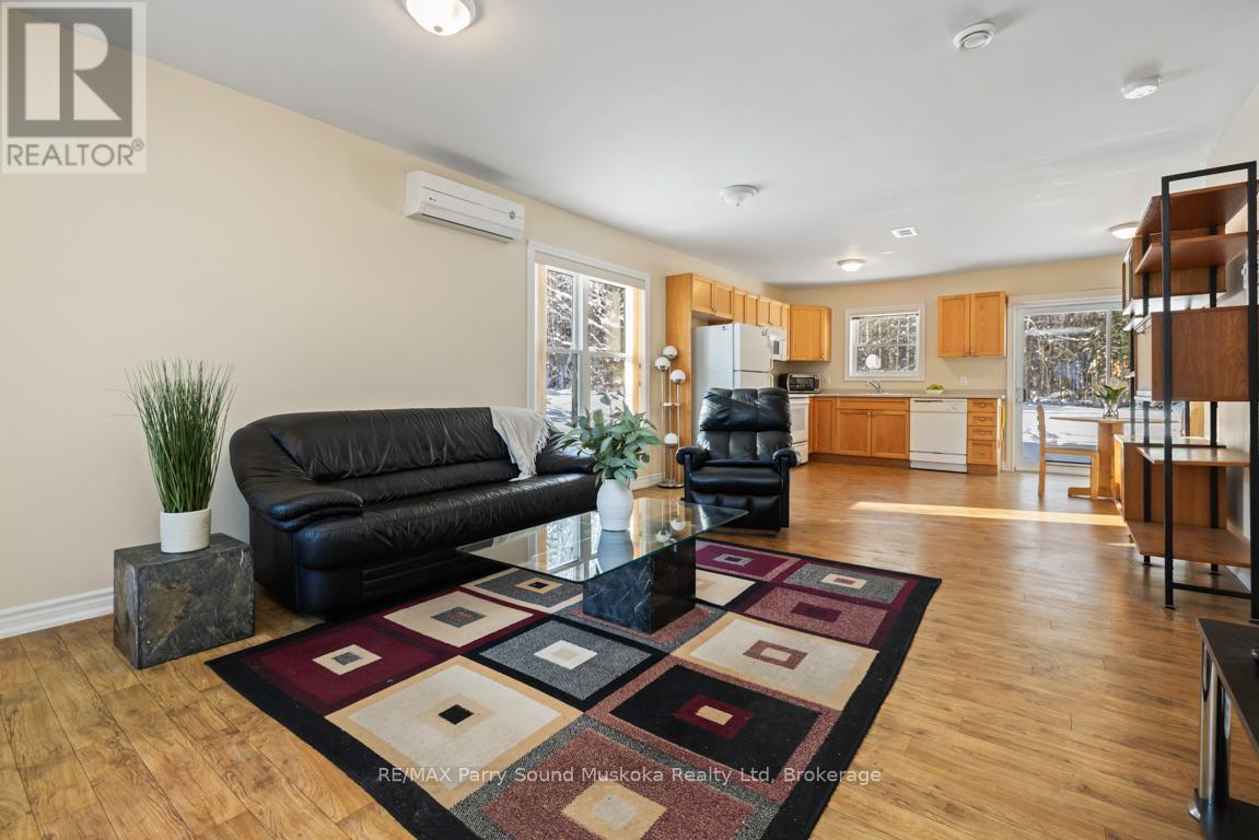 Bright 2 bedroom bungalow - 17 - 25 Seguin Place, Seguin (Humphrey), ON - Indoor Photo Showing Living Room