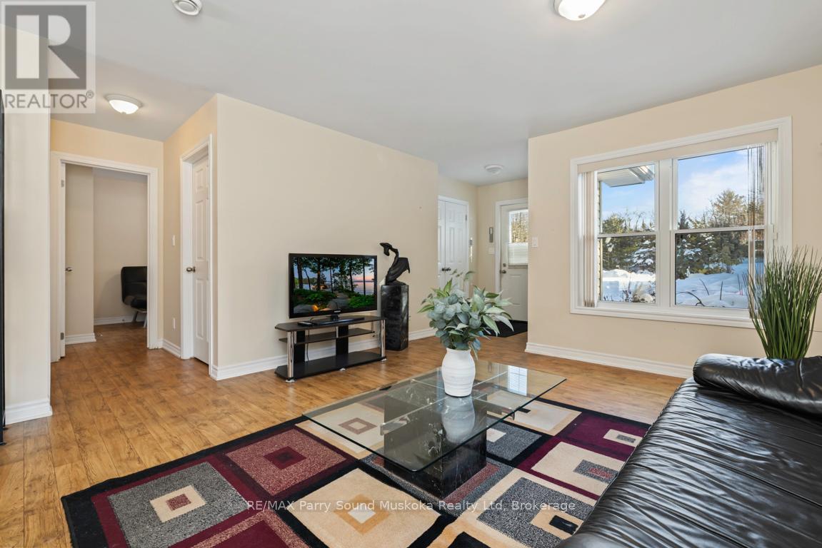 Easy care flooring - 17 - 25 Seguin Place, Seguin (Humphrey), ON - Indoor Photo Showing Living Room