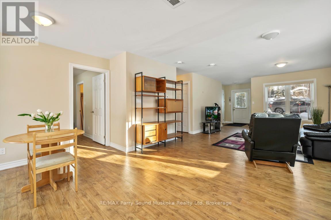 17 - 25 Seguin Place, Seguin (Humphrey), ON - Indoor Photo Showing Living Room