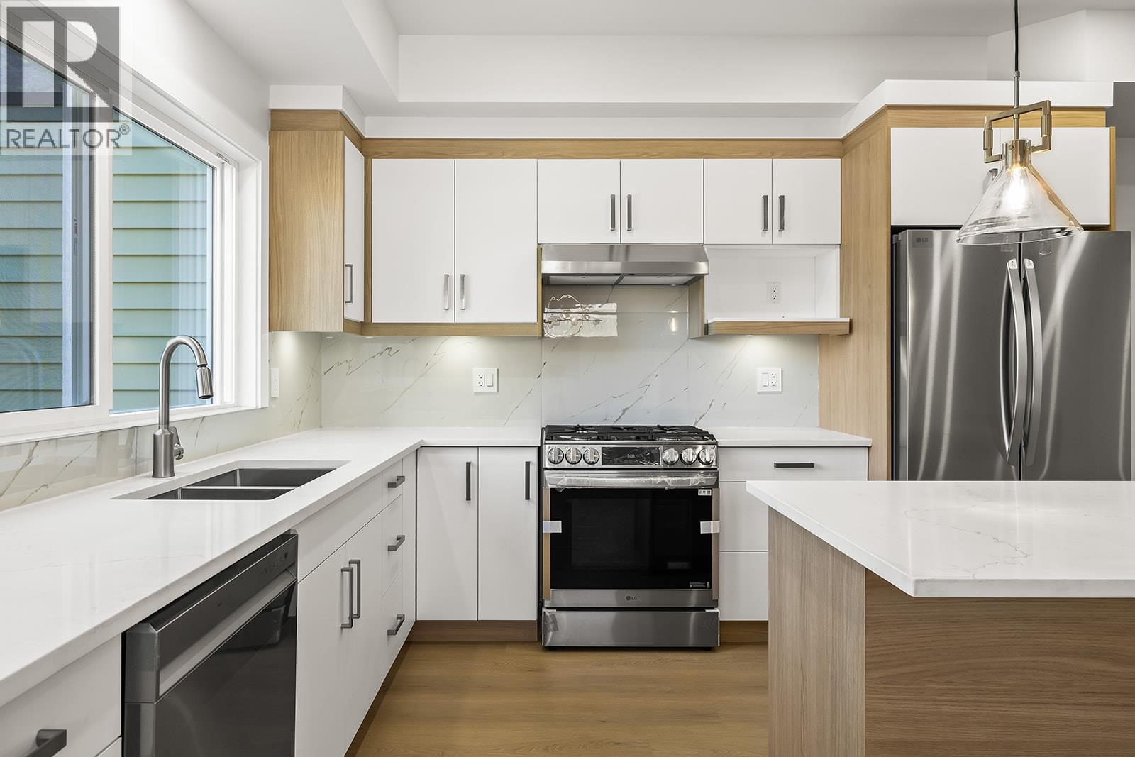 2709 Hewl Road, West Kelowna, BC - Indoor Photo Showing Kitchen With Double Sink With Upgraded Kitchen