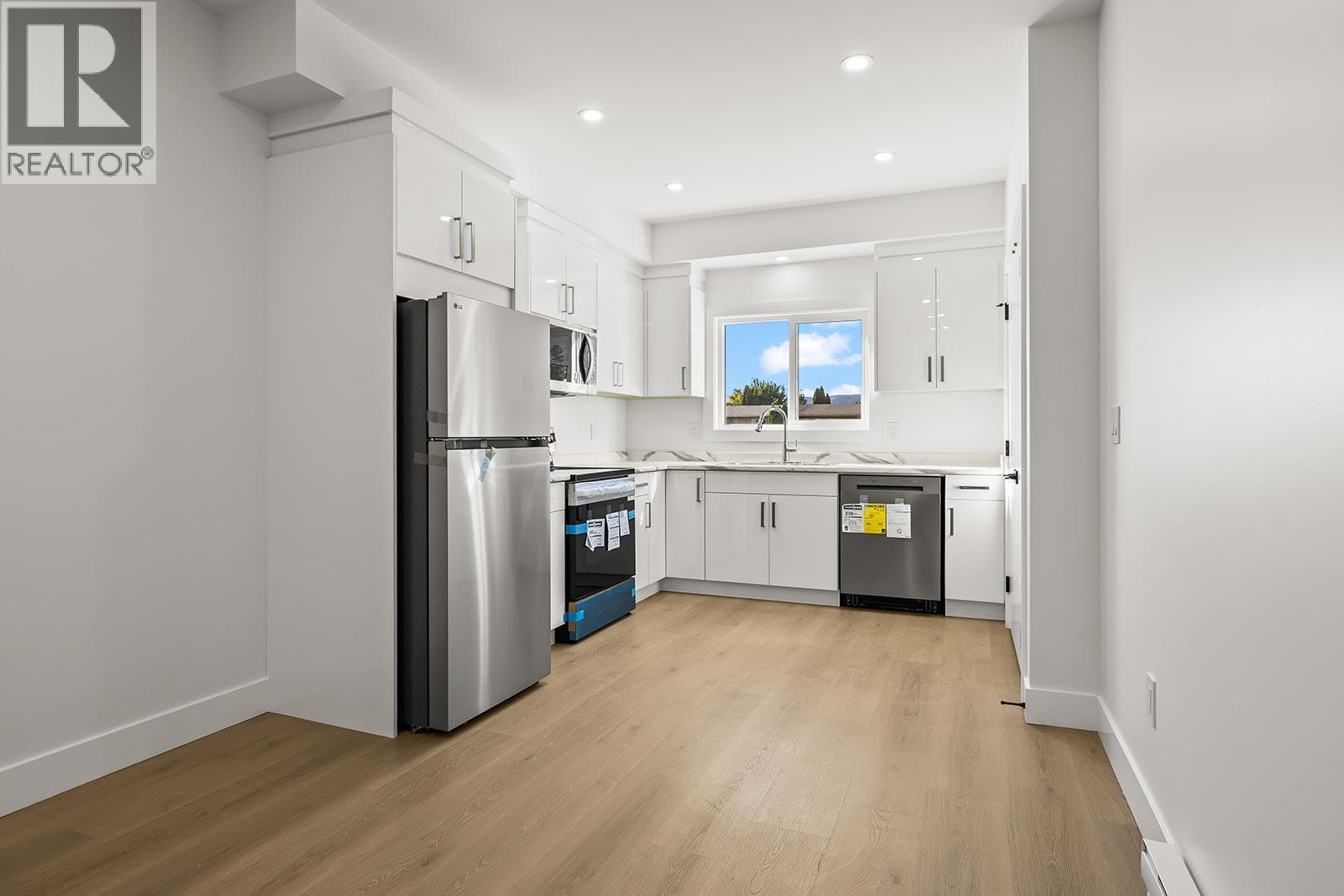 2709 Hewl Road, West Kelowna, BC - Indoor Photo Showing Kitchen