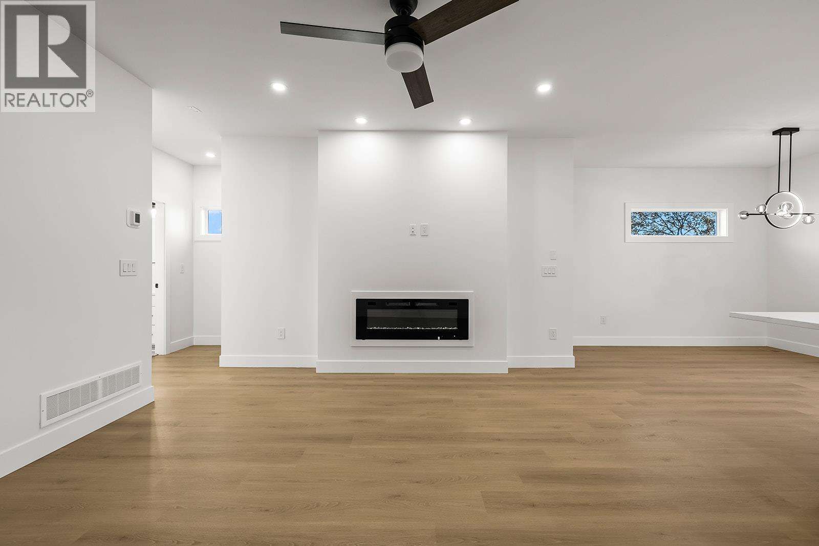 2709 Hewl Road, West Kelowna, BC - Indoor With Fireplace