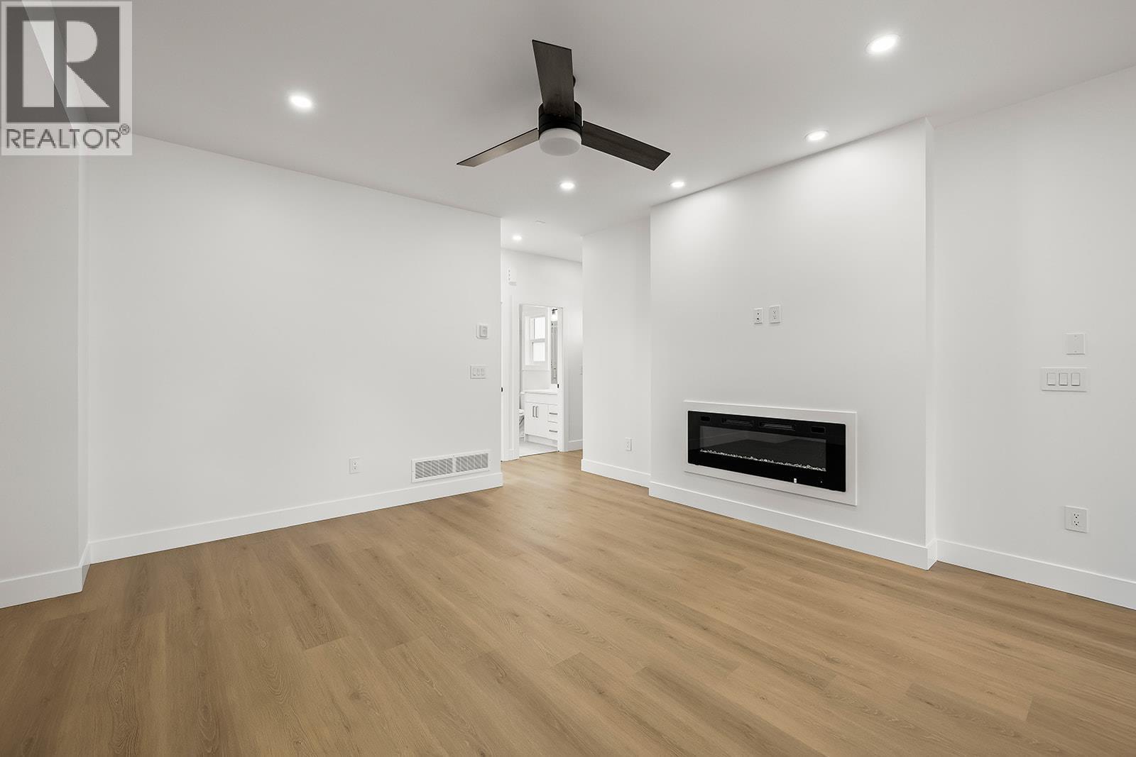 2709 Hewl Road, West Kelowna, BC - Indoor With Fireplace