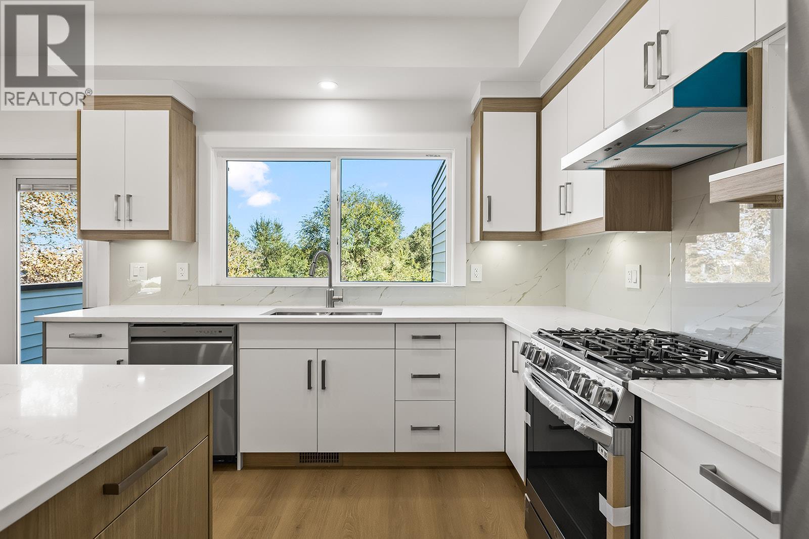 2709 Hewl Road, West Kelowna, BC - Indoor Photo Showing Kitchen With Upgraded Kitchen