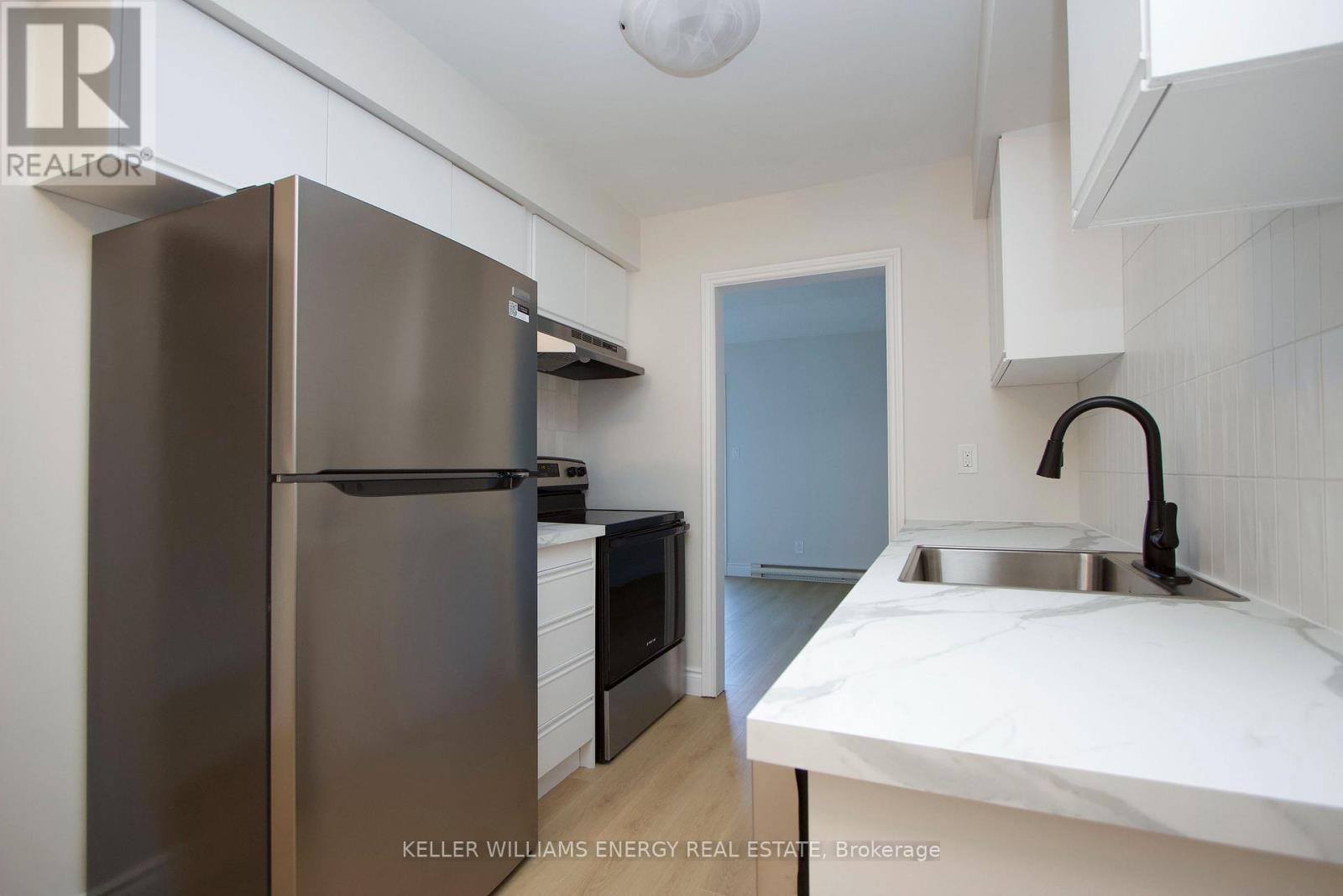 5 - 221 Ormond Drive, Oshawa (Samac), ON - Indoor Photo Showing Kitchen With Double Sink