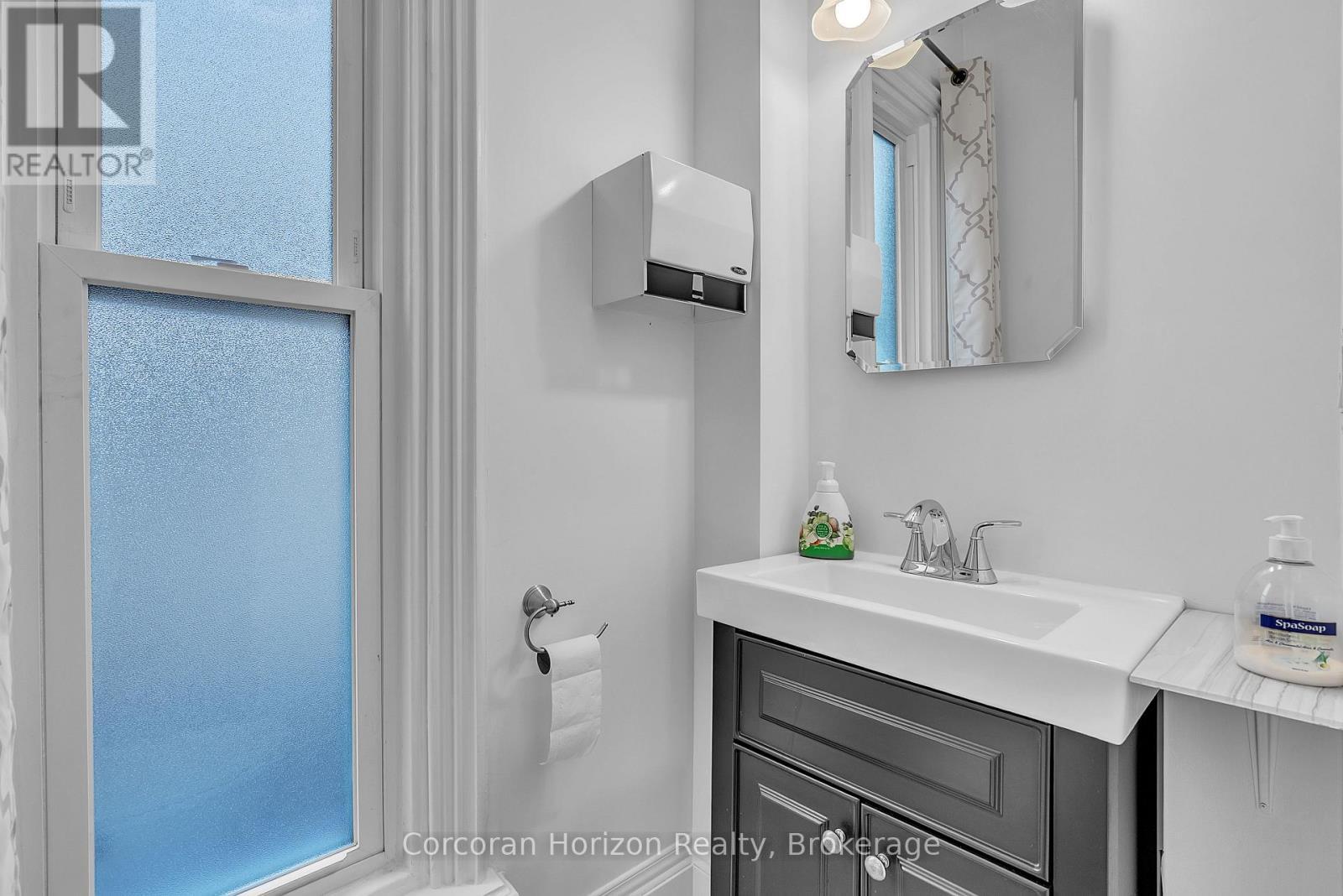 2Nd Flr - 203 Macnab Street S, Hamilton (Durand), ON