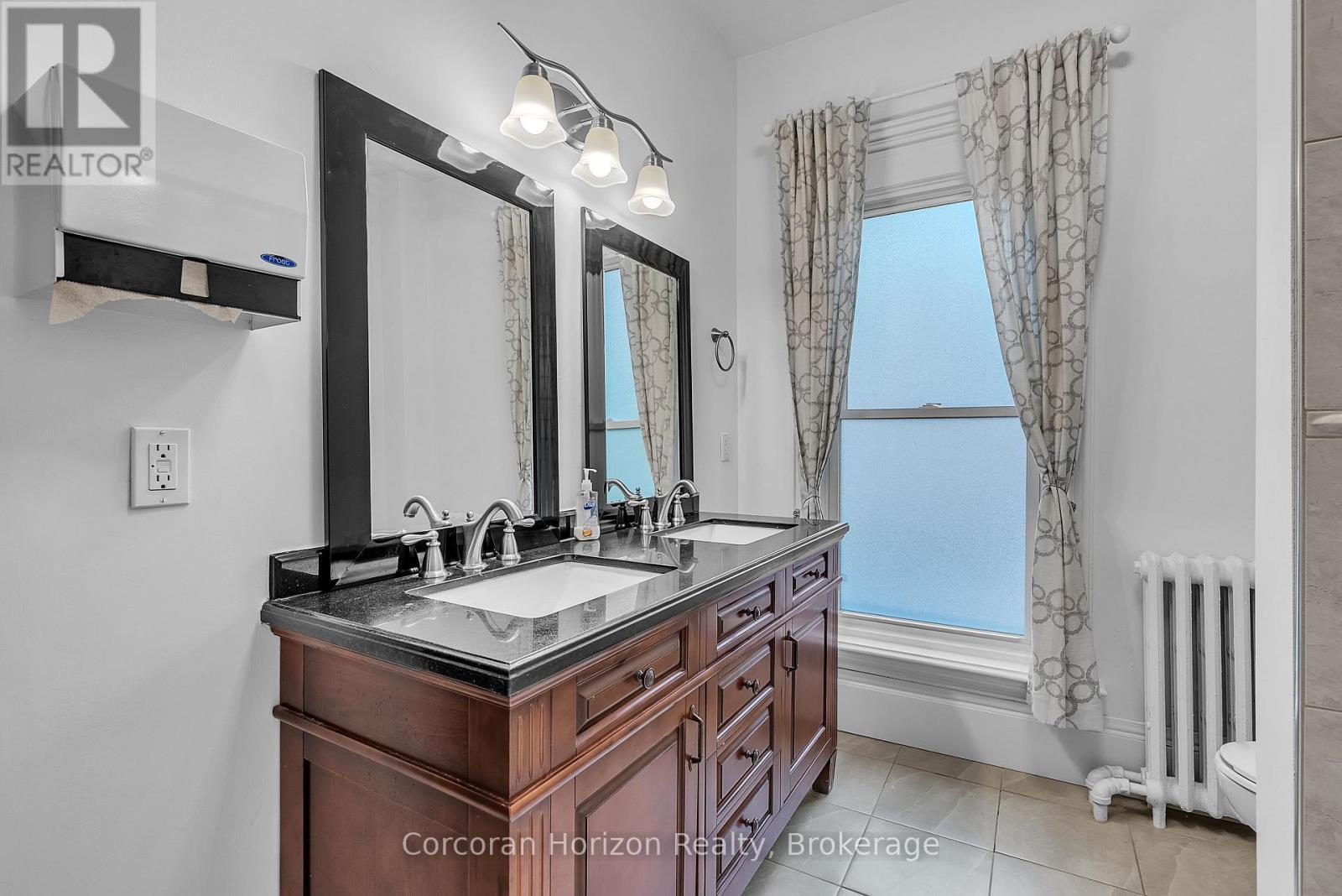 2Nd Flr - 203 Macnab Street S, Hamilton (Durand), ON